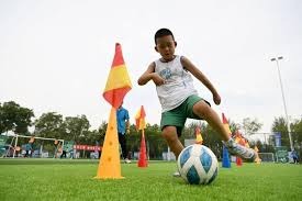 当伦敦碗体育场再次响起铁锤敲击的轰鸣，西汉姆联与诺丁汉森林的保级关键战即将拉开帷幕！